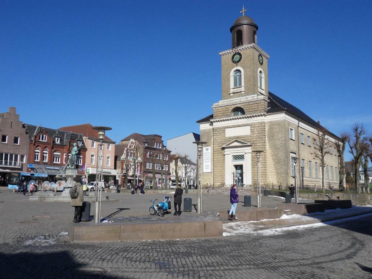 Privartzimmer 'Ausfahrt Freihalten' Husum  Exterior photo